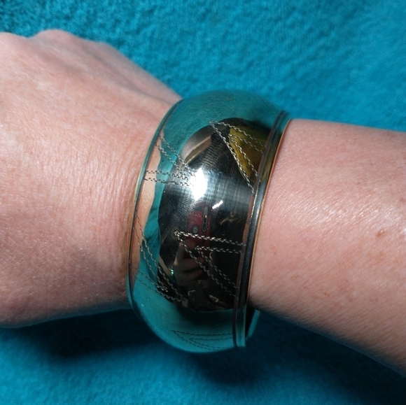 Gold Brass Etched Bangle Bracelet wide large mirror finish vintage - Picture 5 of 8